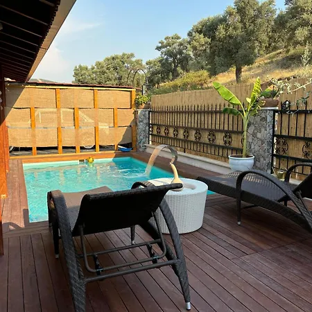 Milas-bodrum Oezel Havuzlu Triplex ヴィラ Milas