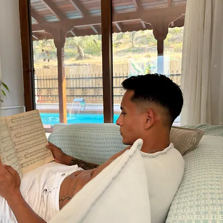 Milas-bodrum Oezel Havuzlu Triplex ヴィラ